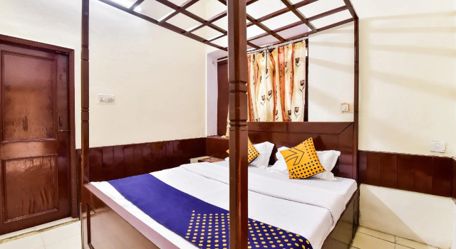 SPOT ON 77820 Hotel Shri Krishna And Restaurant, Забронировать Отель Отели штата Раджастхана с парковкой, Парковка