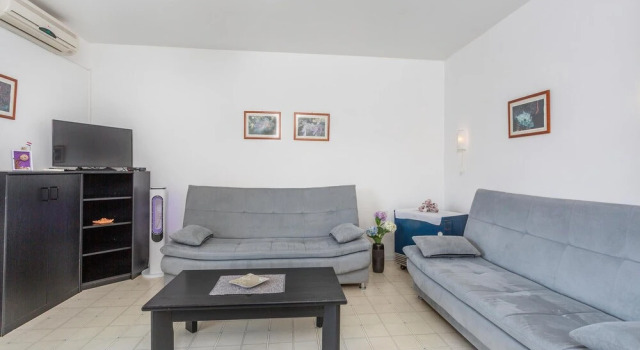 Stunning Home in Malinska With Wifi and 1 Bedrooms, Prenota Hotel Hotel a Isole Quarnerine con parcheggio, Parcheggio