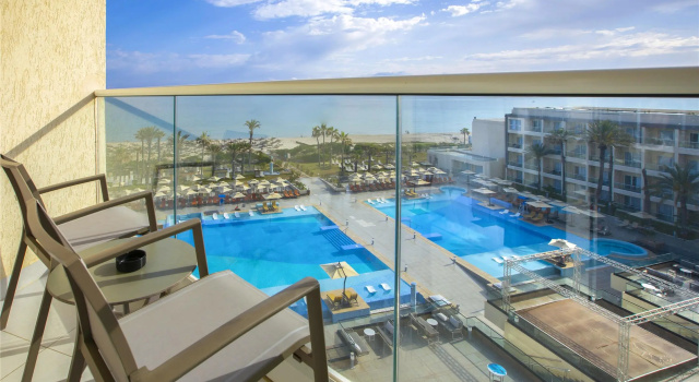 Четырёхместный номер Deluxe seafront Hilton Skanes Monastir Beach Resort