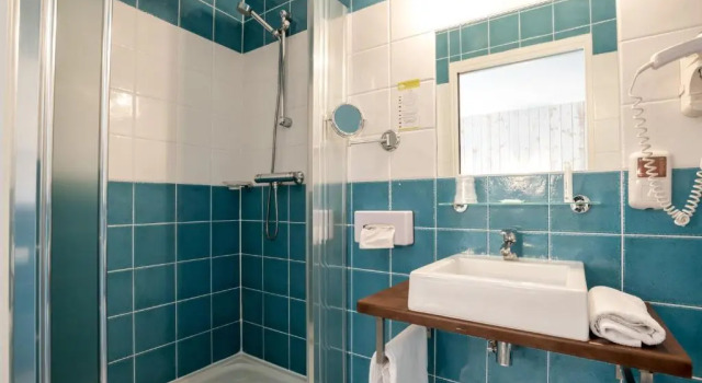 Трёхместный номер Standard Brit Hotel des Halles