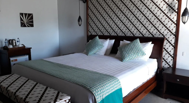 Nembralanow, Boek Hotel Oenggaut Indonesië