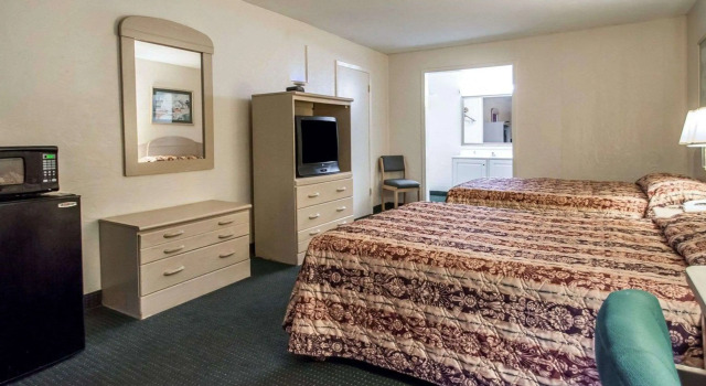 Четырёхместный номер Standard Rodeway Inn Gainesville - University Area