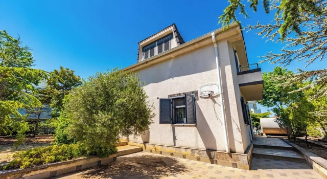 The Antique Villa Seaside, Varaa Villa Mökit kohteessa Tirana County, Mökki