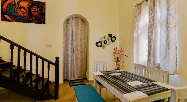 GR Stays WHITE HOUSE 4bhk Private Pool Villa in Calangute, Rezerwuj Willa Hotele w North Goa z parkingiem, Parking