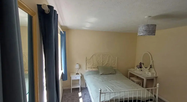 3 Bed House - Sleeps 5 - Pets - Parking, Забронировать Дом для отпуска Юттоксетер Стаффордшир, рядом с Музей истории Аттоксетера в коттедже Редфернс