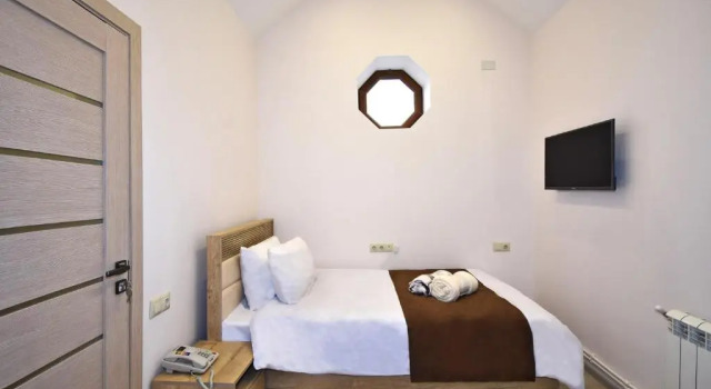 Budget Single room Patriott Hotel