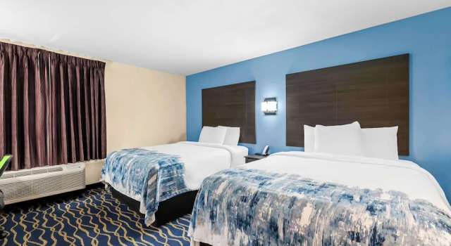 Четырёхместный номер Standard с балконом Americas Best Value Inn McMinnville