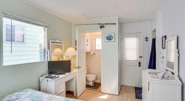 Коттедж Quaint Avalon Cottage < Half-mi to Beaches!