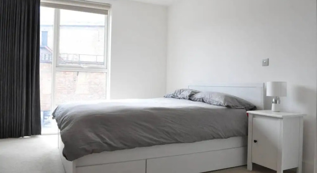 Modern 1 Bedroom Apartment in Brixton With Balcony, Varaa Huoneisto Asunnot kohteessa Merseyside, Huoneisto