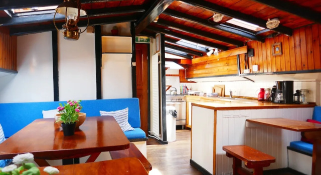 Кровать в общем номере с 6 комнатами с видом на гавань Boat apartment Rotterdam Fokkelina