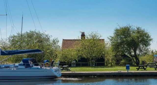 Коттедж с 3 комнатами Navigation Cottage on the Historic Sea Lock overlooking the Nature Reserve