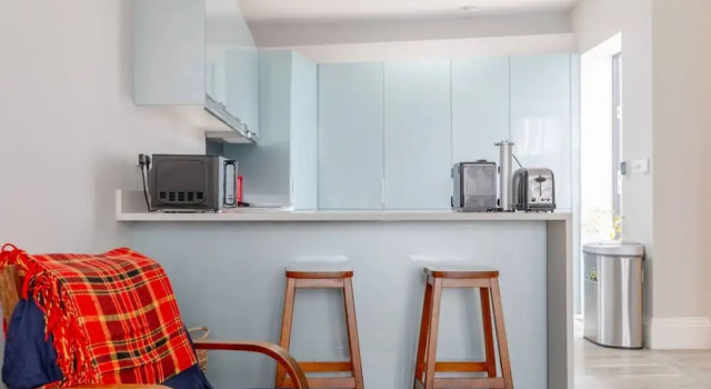 Апартаменты Chic & Spacious 2BD Flat -2 Mins to Baron's Court