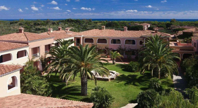 I Giardini di Cala Ginepro Hotel Resort, Забронировать Курортный отель Отели Орозеи с парковкой, рядом с Пляж Кала Джинепро, Парковка