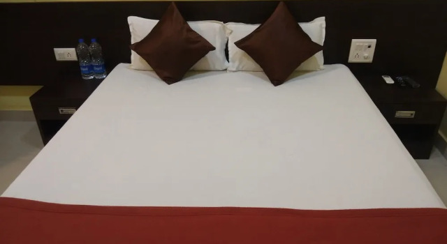 OYO 24932 Hotel Royal Stay, Забронировать Отель Отели штата Махараштры 3 звезды, 3*