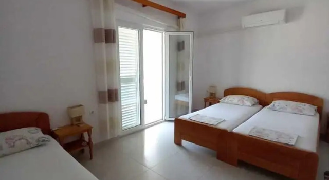 Трёхместный номер Standard с балконом и с частичным видом на море Accommodation Drasko