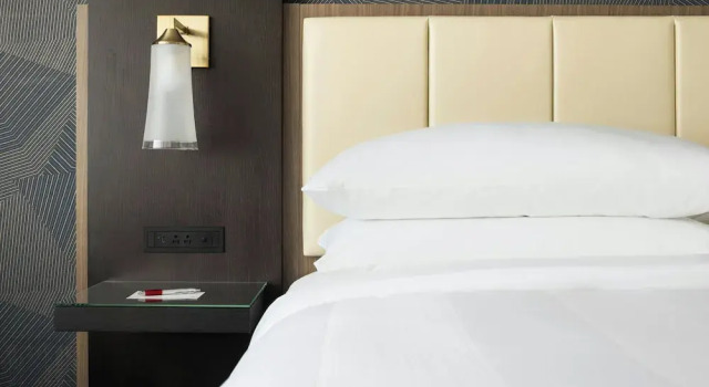 Четырёхместный клубный номер Standard Marriott Bloomington Normal Hotel and Conference Center