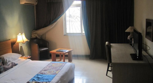 Axari Hotel & Suites
