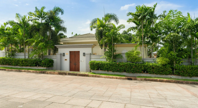 Luxury Pool Villa SRV
