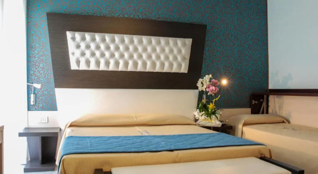 Трёхместный номер Standard с балконом Hotel Hollywood***S
