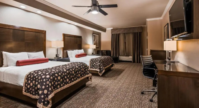 Четырёхместный номер Standard с видом на бассейн Best Western Premier Crown Chase Inn & Suites