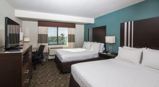 Четырёхместный номер Standard Holiday Inn Express & Suites Carlsbad Beach by IHG