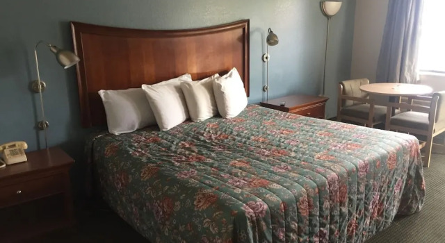 Номер Standard Sunset Inn