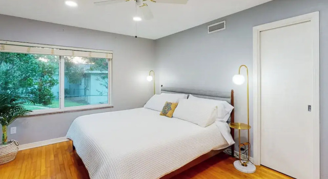 Steps to Lake Hollingsworth! Dog-friendly Retreat