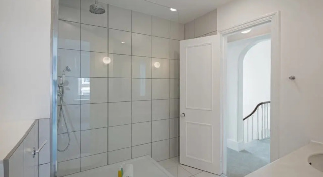Sophisticated 2-bed, 2-bath apt in Chelsea, Забронировать Отель Лондон Большой Лондон, рядом с Аптекарский сад Челси