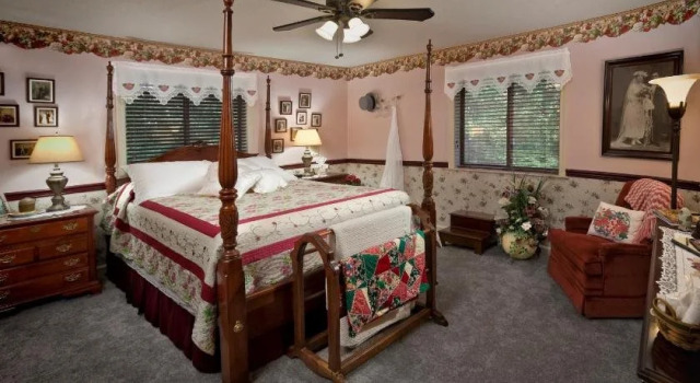 Acorn Bed And Breakfast at Mills River, Book Hotel Fletcher North Carolina