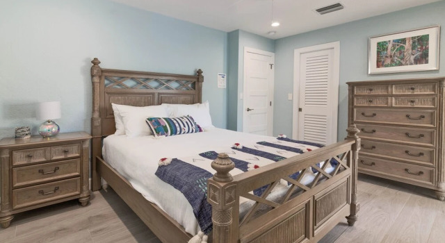 Luxe Waterfront : Pool, Boat Dock, Near Beach 4 Bedroom Home
