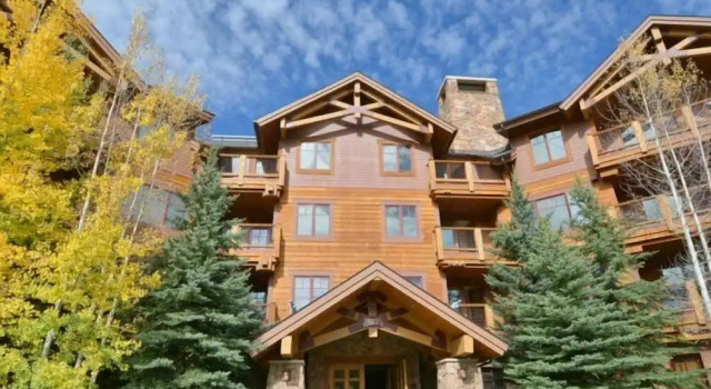Luxury 1 Bedroom Mountain Vacation Rental in Breckenridge With Access to a Hot Tub and Heated Garage Parking
