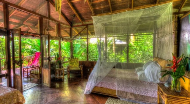 Четырёхместный номер Luxury с балконом Iguana Lodge Beach Resort