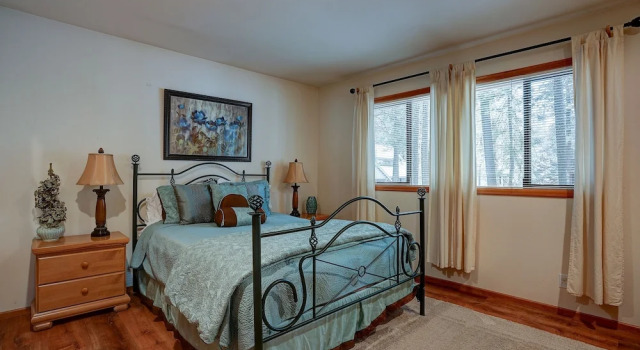 Pet-Friendly 6 Otter Home features Bikes to Explore Sunriver Village, Забронировать Дом для отпуска Отели Санривер с парковкой, Парковка