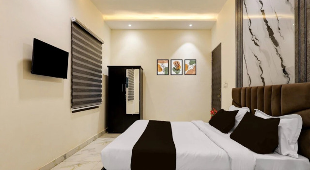 Deluxe Super Townhouse by OYO GT Road, Book Feriehus Sommerhuse i Punjab, Hytte