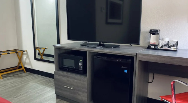 Четырёхместный номер Deluxe Ramada by Wyndham Hartford North - Bradley Airport