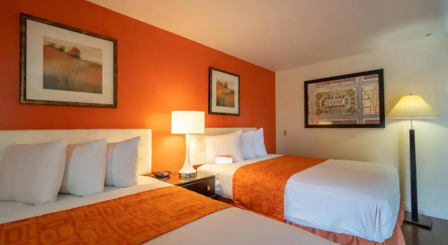 Четырёхместный номер Standard Howard Johnson by Wyndham Buena Park