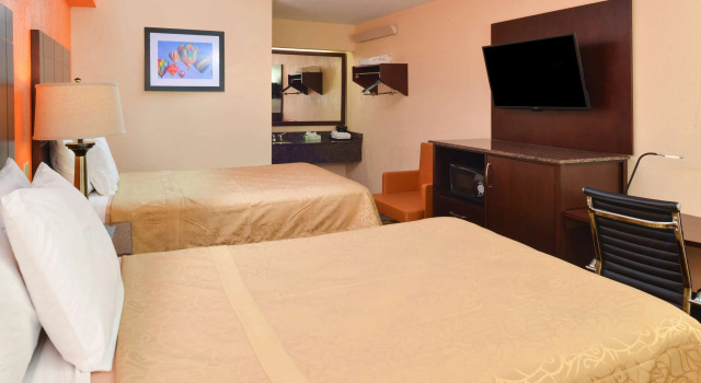 Четырёхместный номер Standard Americas Best Value Inn Pittsburgh Airport