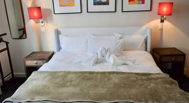 Апартаменты Stylish Apartment with Rooftop Pool & City Views