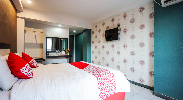 OYO 1318 Hotel Prince Boulevard, Book Hotel Hotels in Sulawesi with Parking, Parking