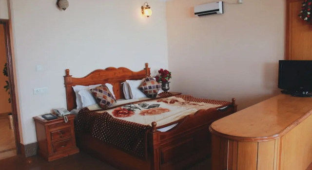 Hotel Asian Plaza Mcleodganj, Забронировать Отель Мак-Леод-Гейндж штат Химачал-Прадеш