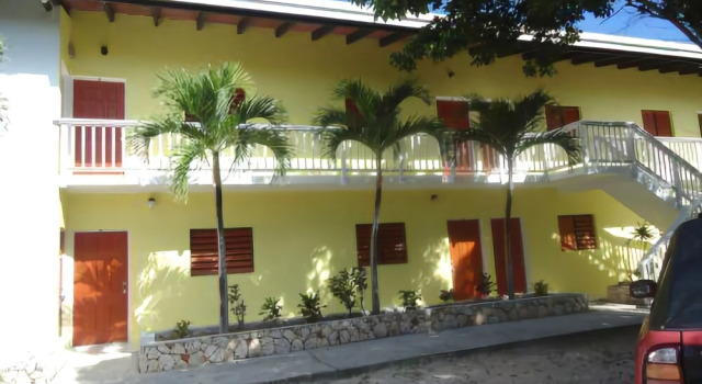 Allamanda Beach Club by RedAwning