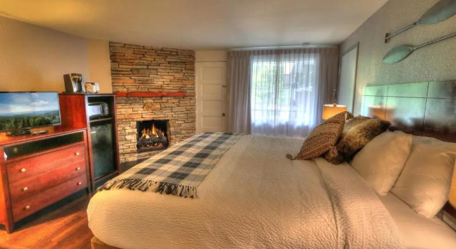 Номер Deluxe River Edge Inn