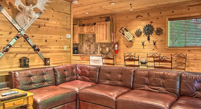 Rustic Gatlinburg Chalet w/ Hot Tub: 2 Mi to Town