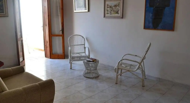 Cosy Apartment Near The Beach With Patio; Pets Allowed; Parking Available