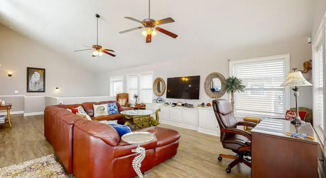 Spacious Beachfront Home W/deck, Balcony, Central A/c, Washer/dryer, and Wifi, Varaa Lomakoti Huvilat kohteessa Florida, Villa