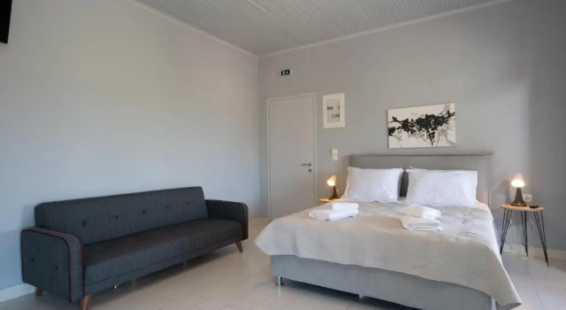 Студия с балконом Marys Studios & Apartment