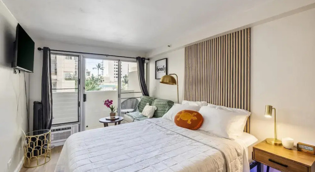 Апартаменты Bright Cozy Condo Unit With Balcony