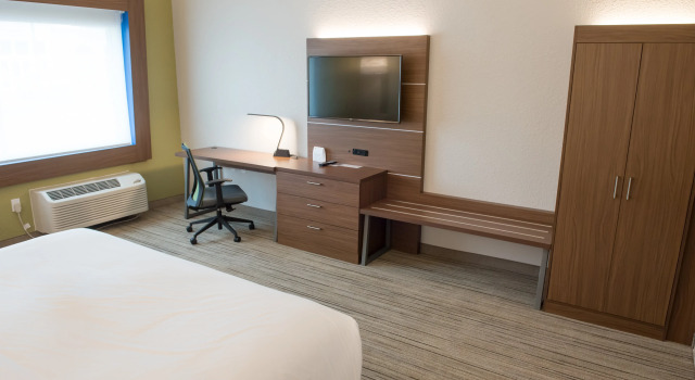 Holiday Inn Express & Suites Fort Wayne North by IHG, Забронировать Отель Отели Форт-Уэйн с парковкой, рядом с Parkview Women's &amp; Children's Hospital, Парковка