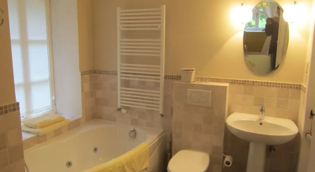 Коттедж Delightful Castle in Bastogne with Hot Tub