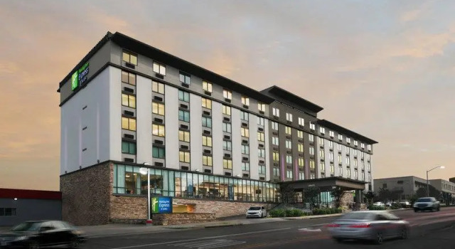 Четырёхместный номер Deluxe Holiday Inn Express & Suites Fort Worth Downtown by IHG